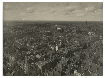 1975-146 Overzicht vanaf de Sint-Laurenskerktoren naar het westen, met op de voorgrond de Delftsevaart, links in het ...