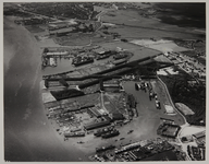 1975-1916 Luchtopname van de omgeving van de Wilhelminahaven in Schiedam, met links de scheepswerf 'Nieuwe Waterweg' ...