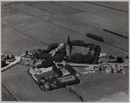 1975-1921 Luchtopname van de omgeving van de Rooms-Katholieke kerk aan de Kerkweg in Kethel, met links van de kerk de ...
