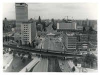 1975-1931 Uitzicht vanaf het gebouw van de scholengemeenschap Melanchton aan de Schiekade naar het zuiden, met op de ...