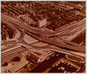 1975-423 Luchtopname van het Kleinpolderplein met linksonder gebouwen van de Roteb, en op de voorgrond het ...