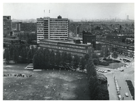 1975-641 Overzicht vanaf de toren van het Museum Boijmans van Beuningen van het gebouw van Unilever aan de Wytemaweg, ...