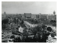 1975-646 Overzicht vanaf de toren van het Museum Boijmans van Beuningen van de omgeving van het Eendrachtsplein, met in ...