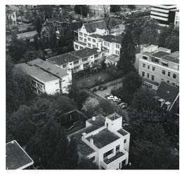 1975-648 Overzicht van de binnenplaats tussen achterzijde van de huizen aan de Westersingel en de Jongkindstraat, met ...
