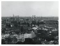 1975-652 Overzicht vanaf de toren van het Museum Boijmans van Beuningen van het stadsdeel Cool, ten oosten van de ...