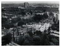 1975-653 Overzicht vanaf de toren van het Museum Boijmans van Beuningen van het stadsdeel Cool, op de voorgrond de ...