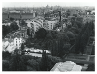 1975-654 Overzicht vanaf de toren van het Museum Boijmans van Beuningen van de achterzijde van woningen aan de ...