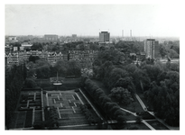 1975-655 Overzicht vanaf de toren van het Museum Boijmans van Beuningen van het Museumpark en omgeving. Op de ...