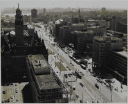 1975-670a Gezicht op de Coolsingel vanaf de kantoortoren van Shell aan het Hofplein. Links het Stadhuis en rechts de ...