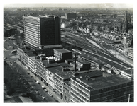 1975-672 Overzicht van het Weena en omgeving met het Stationspostkantoor aan het Delftseplein. Op de achtergrond het ...
