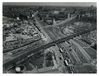 1975-674 Overzicht vanaf de Shell kantoortoren van het gebied ten oosten van het Hofplein, met het spoorviaduct over ...