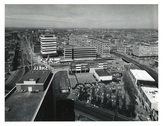 1975-677 Overzicht vanaf de kantoortoren van de Shell aan de Couwenburg van de Agniesebuurt met links de Schiekade en ...