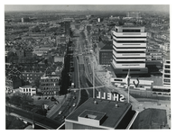 1975-678 Zicht op de Schiekade en omgeving vanaf de Shell kantoortoren aan het Hofplein op de hoek van de Couwenburg, ...