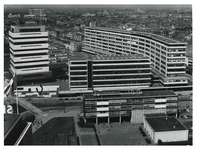 1975-679 Overzicht vanaf de kantoortoren van Shell aan het Hofplein, bij het Couwenburg van het Technikon ...