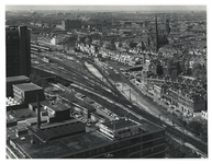 1975-680 Overzicht vanaf de Shell kantoortoren van de Provenierswijk en omgeving, met links het Delftsehof en een deel ...