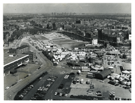 1975-681 Overzicht vanaf de kantoortoren van Shell aan het Hofplein van het kermispark tussen de Hofdijk (links) en het ...