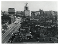 1975-685 Overzicht van het centrum vanaf een flatgebouw aan het Ungerplein, met links de Schiekade met de Nationale ...