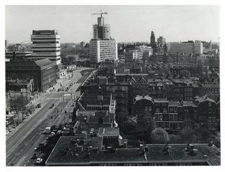 1975-685 Overzicht van het centrum vanaf een flatgebouw aan het Ungerplein, met links de Schiekade met de Nationale ...