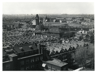1975-687 Overzicht vanaf de flat aan het Ungerplein van woningen in de omgeving van de Hervormde kerk aan de ...