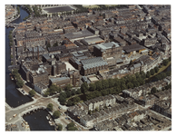 1975-953 Luchtopname van Oud Crooswijk, met op de voorgrond de omgeving van de Heineken brouwerij aan de ...