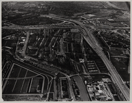 1976-1448 Luchtopname van Overschie, met links de Rotterdamse Schie, en rechts Rijksweg 13 (A13). Op de achtergrond het ...