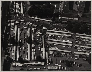 1976-1450 Luchtopname van de weekmarkt op het Westnieuwland, met links het spoorwegviaduct over de Binnenrotte en ...