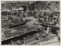 1976-1465 Luchtopname van het Oostplein en omgeving, met op de voorgrond de Maasboulevard met het Havenziekenhuis aan ...