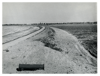 1976-701 Opgespoten terrein in de voormalige Oost-Abtspolder, met in het midden een weg dwars in het opgespoten ...