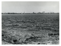 1976-703 Overzicht van opgespoten terrein in de voormalige Oost-Abtspolder, uit het noorden. Op de achtergrond rechts ...