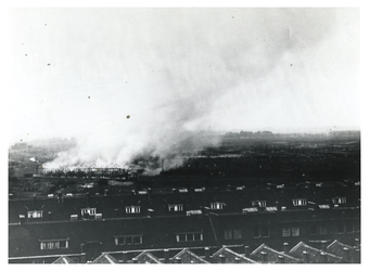 1977-141 Overzicht vanaf de toren van de Sint-Willibrorduskerk aan de Beukelsdijk van een brand ten noorden van de ...