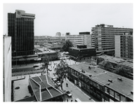 1977-1672 Overzicht vanaf het dak van de parkeergarage van het warenhuis de Bijenkorf aan de Coolsingel van de omgeving ...