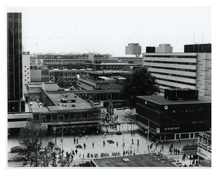 1977-1673 Overzicht vanaf het dak van de parkeergarage van het warenhuis de Bijenkorf aan de Coolsingel van de omgeving ...