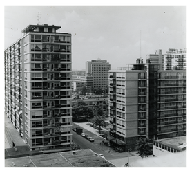 1977-1675 Overzicht vanaf het dak van de parkeergarage van het warenhuis de Bijenkorf aan de Coolsingel van de Aert van ...