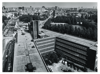 1977-2075 Overzicht van de binnenplaats van de Unilever kantoorgebouwen, met links werkzaamheden voor de aanleg van de ...