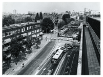 1977-2082 Overzicht vanaf het lage kantoorgebouw van Unilever van de bouw van de metrolijn Centrum-Oost, ter hoogte van ...