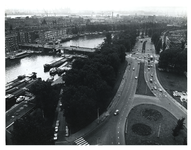 1977-2104 Overzicht van de Rochussenstraat en de Coolhaven met links de Pieter de Hoochbrug vanaf gebouw van het ...