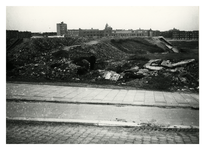 1977-4016 Schuilkelders bij Dijkzigt, gedeeltelijk bedekt met puin, gezien uit het zuiden. Op de achtergrond de ...