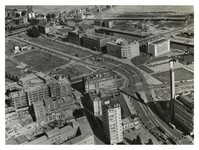 1977-621 Overzicht van de Blaak en omgeving, met op de voorgrond rechts het warenhuis De Bijenkorf aan de Schiedamse ...