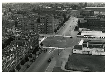 1977-631 Overzicht vanaf het kantoorgebouw van het Gemeentelijk Energie Bedrijf van de witte banen, die op de weg zijn ...