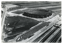 1978-2646 Luchtopname van het Feijenoord Stadion tijdens een voetbalwedstrijd, op voorgrond op de Olympiaweg een groot ...