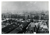1978-2961 Overzicht vanaf de Zuiderkerk aan de Glashaven van de Leuvehaven, met op de voorgrond het torentje van de ...