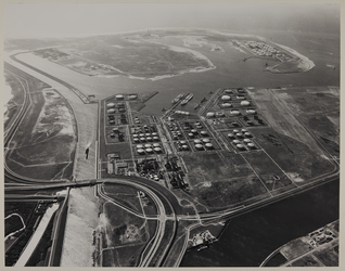1978-412 Luchtopname van de British Petroleum olieraffinaderij aan de slingerende Europaweg (nu A15) in Europoort. ...