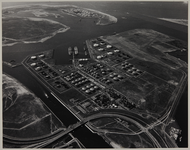 1978-413 Luchtopname van de British Petroleum olieraffinaderij in Europoort, met aan het uiteinde de 4e Petroleumhaven. ...