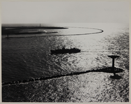 1978-415 Een zeeschip vaart de mond van de Nieuwe Waterweg (Maasmond) binnen. Op de voorgrond de Noorderpier en op de ...
