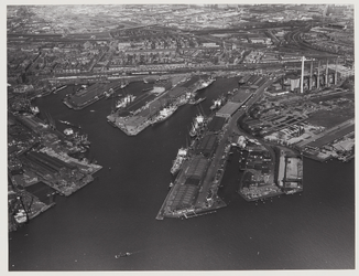 1979-2031 Luchtopname van de Merwehaven in vogelvlucht in Nieuw-Mathenesse, met links het scheepswerfbedrijf Gusto te ...