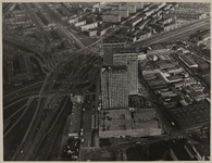 1979-2035 Luchtopname uit het westen van het Marconiplein en de gebouwen Europoint I, II, III. Rechts op de achtergrond ...