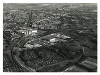 1979-2515 Luchtopname van het oostelijk deel van het Zuiderpark met het Ahoy sportcomplex, links de Zuiderparkweg (met ...