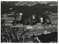 1979-2524 De Heijplaatweg met links de woonwijk, in het midden de scheepswerf van de Rotterdamsche Droogdok ...
