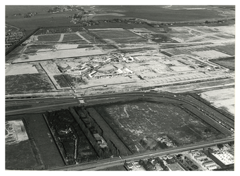 1979-2541 Luchtopname van de nieuwbouw voor het stadsdeel Zevenkamp, ten oosten van Ommoord, met op de voorgrond in het ...