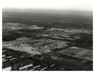 1979-2543 Luchtopname van nieuwe woonwijken ten oosten van Rotterdam aan weerszijden van Rijksweg 20, met linksboven ...